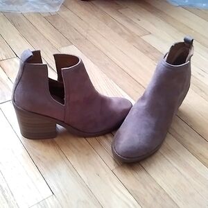 SODA SLIP ON CHELSEA ANKLE BOOT TAN SIZE 6